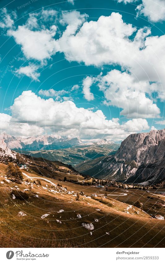 Alpenstraße mit Panoramablick in den Dolomiten II Tourismus Strukturen & Formen Textfreiraum unten Ferien & Urlaub & Reisen Licht Textfreiraum rechts Schatten