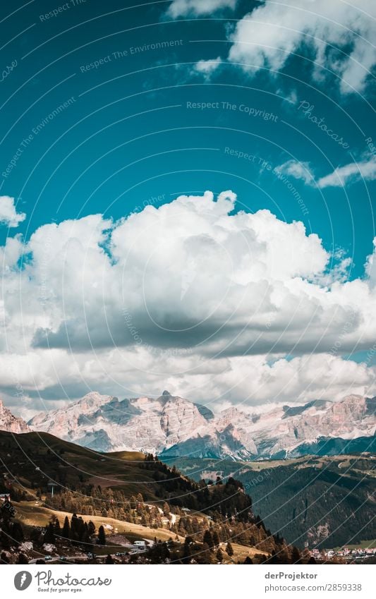 Wolken und Schatten in den Dolomiten Hochformat Zentralperspektive Starke Tiefenschärfe Sonnenstrahlen Sonnenlicht Lichterscheinung Silhouette Kontrast Tag