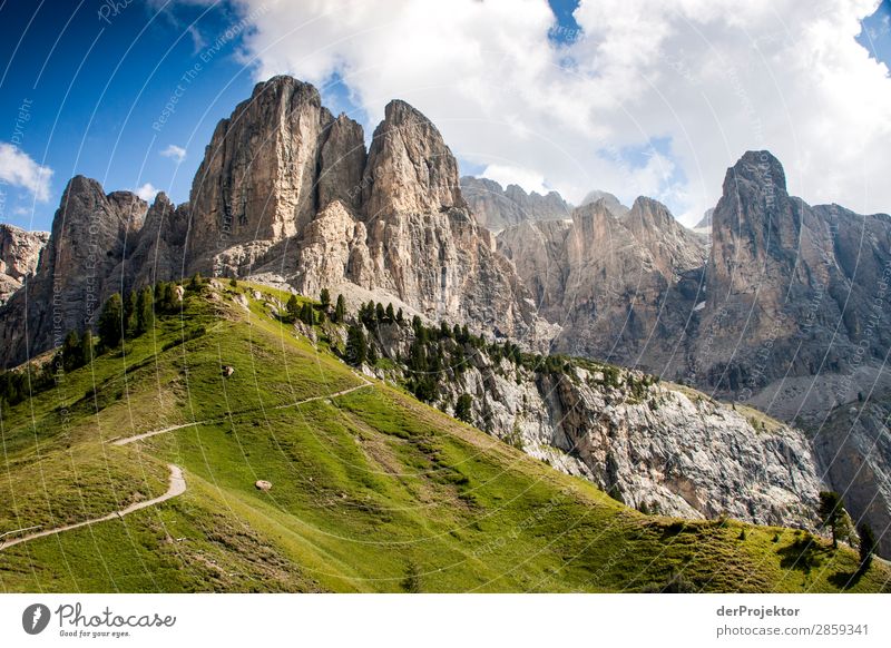 Wolken und Schatten in den Dolomiten mit Weg Zentralperspektive Starke Tiefenschärfe Sonnenstrahlen Sonnenlicht Lichterscheinung Silhouette Kontrast Tag