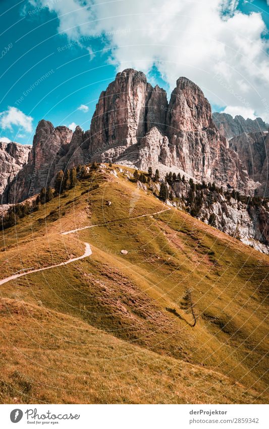 Wolken und Schatten in den Dolomiten VII Zentralperspektive Starke Tiefenschärfe Sonnenstrahlen Sonnenlicht Lichterscheinung Silhouette Kontrast Tag