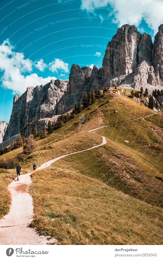 Wolken und Schatten in den Dolomiten mit Weg im Hochformat Zentralperspektive Starke Tiefenschärfe Sonnenstrahlen Sonnenlicht Lichterscheinung Silhouette