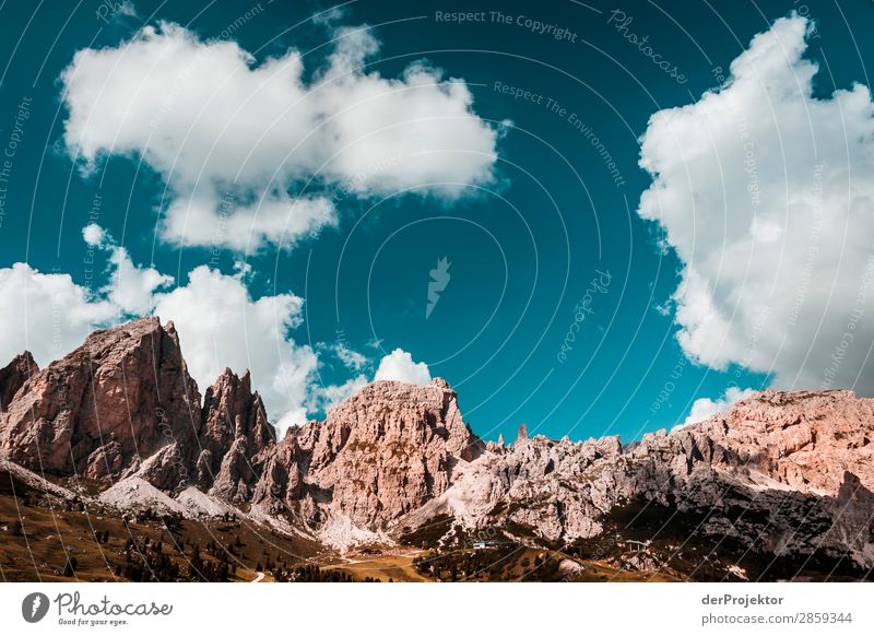 Wolken und Schatten in den Dolomiten V Zentralperspektive Starke Tiefenschärfe Sonnenstrahlen Sonnenlicht Lichterscheinung Silhouette Kontrast Tag