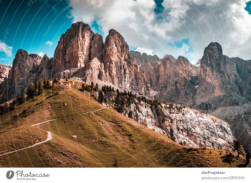 Wolken und Schatten in den Dolomiten VI Zentralperspektive Starke Tiefenschärfe Sonnenstrahlen Sonnenlicht Lichterscheinung Silhouette Kontrast Tag