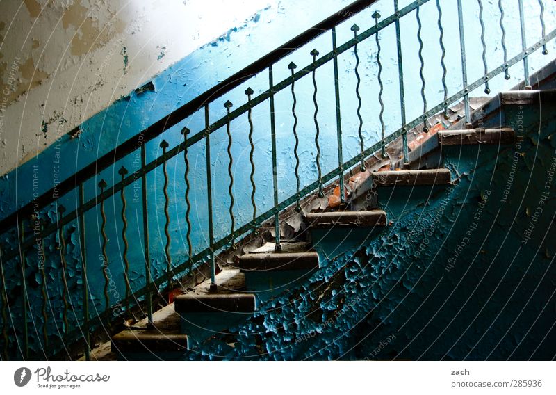 the times they are a changin Haus Traumhaus Ruine Gebäude Architektur Mauer Wand Treppe Fassade Häusliches Leben alt blau Verfall Vergänglichkeit Zerstörung