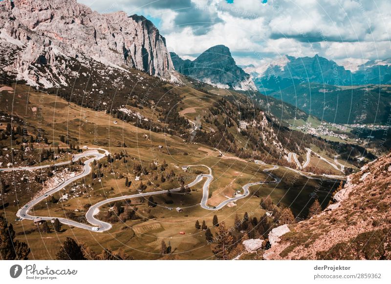 Alpenstraße mit Panoramablick in den Dolomiten Tourismus Strukturen & Formen Textfreiraum unten Ferien & Urlaub & Reisen Licht Textfreiraum rechts Schatten