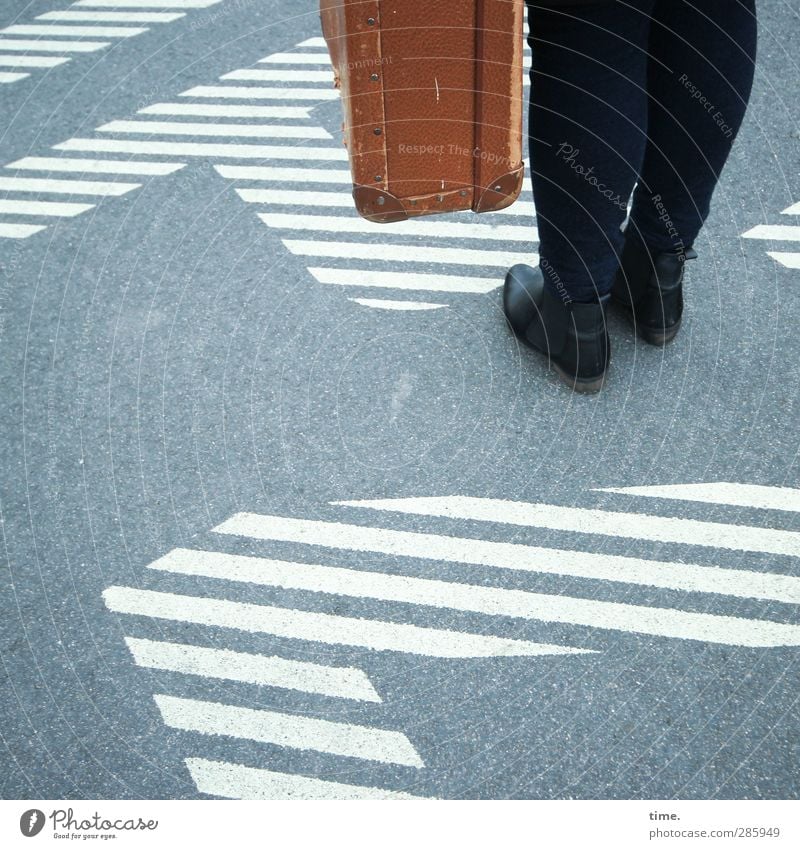 Treffpunkt Mensch Beine Fuß 1 Asphalt Hose Schuhe Koffer Lederkoffer Stein Zeichen Schriftzeichen Ziffern & Zahlen Hinweisschild Warnschild stehen braun grau