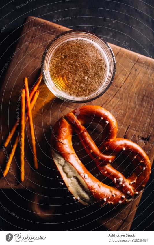 Ein Glas Bier mit einer Vorspeise wie Brezeln. Alkohol Bar Getränk Flasche Brauerei kalt Coolness Schaum Lebensmittel gold Oktoberfest Pub rustikal Salz Snack