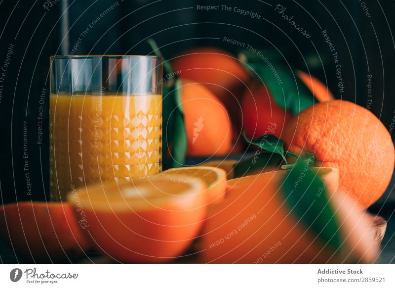 Frische Orangen und Glas mit Orangensaft Getränk Biografie Frühstück lecker trinken frisch Frucht Gesundheit Saft Messer Morgen organisch roh Tisch