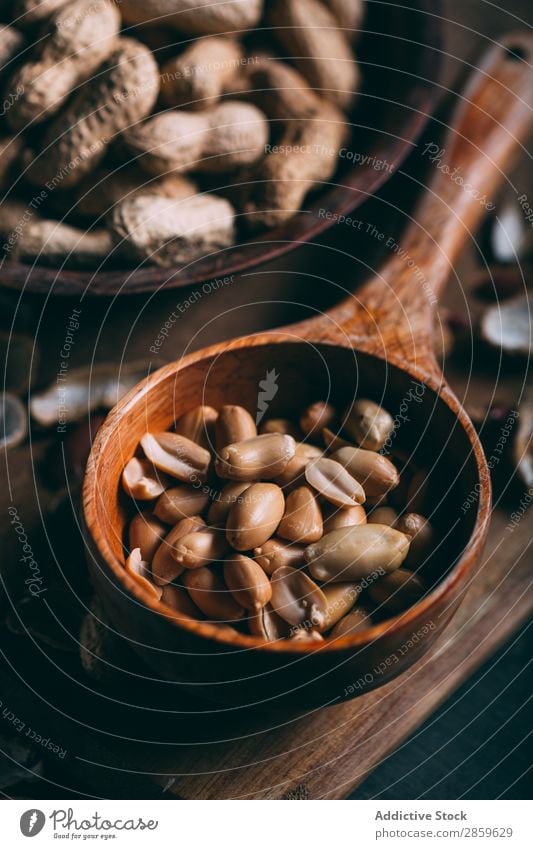 Erdnüsse in Holzschneidebrett auf dunklem Hintergrund Landwirtschaft Sortiment Hintergrundbild Schneidebrett regenarm Lebensmittel frisch Frucht Gesundheit