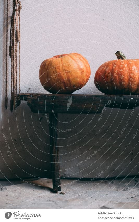 Kickern in rustikaler Holzsiedlung Herbst Feste & Feiern Textfreiraum Dekoration & Verzierung Lebensmittel Frucht Halloween Ernte Oktober Orange Kürbis Angst