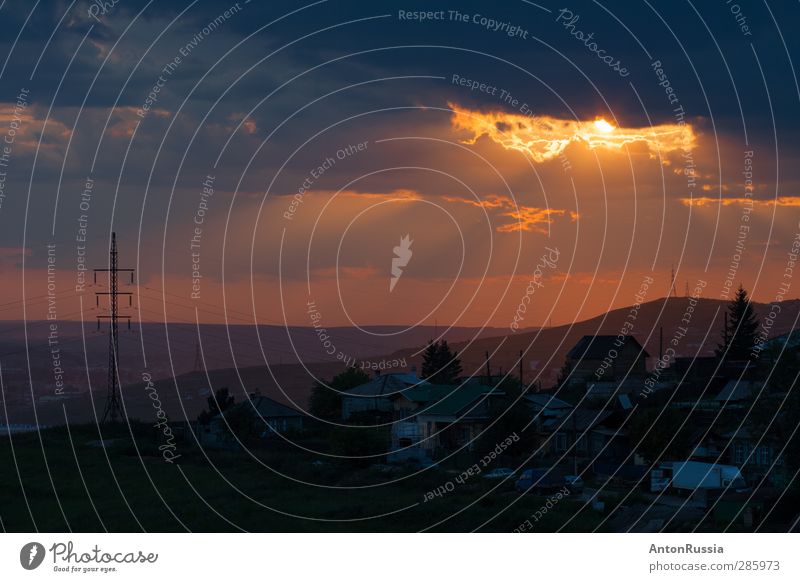 Sonnenuntergang Licht Himmel Sonne Stadt Skyline Umwelt Natur Landschaft Wolkenloser Himmel Horizont Sonnenaufgang Sonnenlicht Sommer Hügel Dorf schön blau gelb