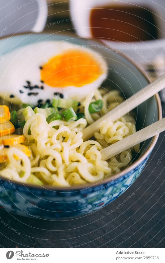 Ramen mit Nudeln, Ei und Schalotte asiatisch Schalen & Schüsseln Essstäbchen Speise Lebensmittel Gesundheit heiß Zutaten Japaner Fleisch Schweinefleisch Saucen