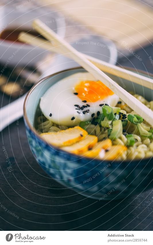 Ramen mit Nudeln, Ei und Schalotte asiatisch Schalen & Schüsseln Essstäbchen Speise Lebensmittel Gesundheit heiß Zutaten Japaner Fleisch Schweinefleisch Saucen