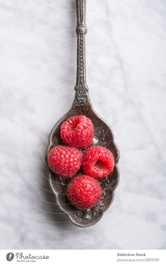 Himbeeren auf Vintage-Löffel auf Marmortisch Beeren schwarz blau Blaubeeren lecker Lebensmittel frisch Frucht Menschengruppe Gesundheit organisch purpur