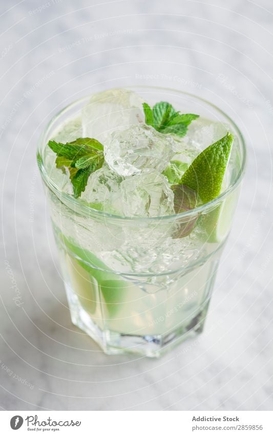 Glas Mojito mit Rum, Limette und Minze Alkohol Barmann Barkeeper Getränk Cocktail kalt trinken frisch Garnierung Gin Eis Saft Zitrone Limone Mixologe Mixologie