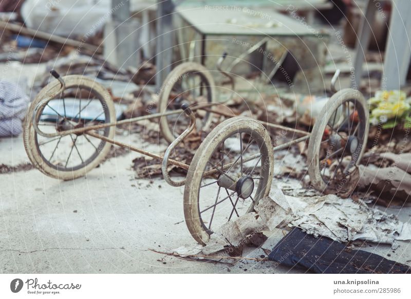 es war einmal... Häusliches Leben Baby Ruine Spielzeug Kinderwagen Puppenwagen Rad Metall alt dunkel trashig Kindheit Trauer träumen Traurigkeit Verfall