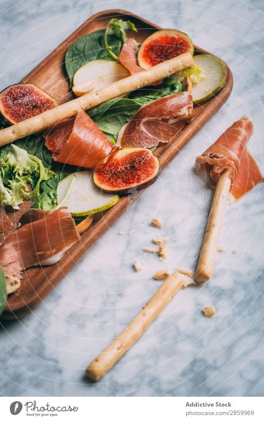 Gesunder Salat mit Salat, Feigen, Prosciutto und Birne Vorspeise Käse lecker Diät Lebensmittel frisch Frucht Grissini Schinken Gesundheit Kopfsalat Marmor