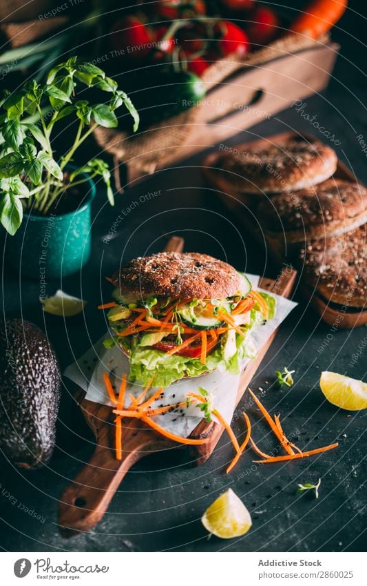 Vegetarisches Sandwich mit Salat, Gurke, Karotten-Tomate und Avocado Biografie Brot Brötchen Burger Möhre lecker deluxe Diät Öko ökologisch Lebensmittel frisch