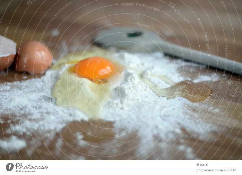 Teig Lebensmittel Teigwaren Backwaren Ernährung frisch Gesundheit lecker süß Appetit & Hunger selbstgemacht Hühnerei Kochlöffel Mehl Zucker Eierschale Nudelteig