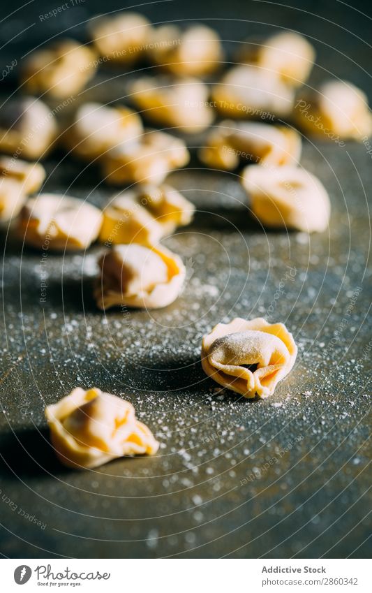 Traditionelle handgemachte Tortellini Basilikum schwarz Teigwaren regenarm Knödel Ei Mehl Lebensmittel frisch Gesundheit gebastelt Italienisch Olivenöl Spätzle