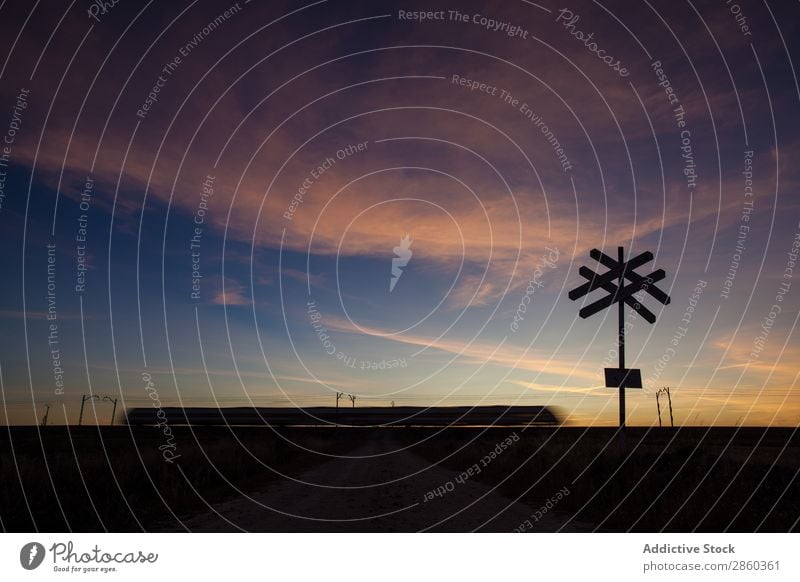 Bahnübergang bei Sonnenuntergang wach Überfahrt Risiko Landschaft Außenaufnahme Gleise Eisenbahn Zeichen Signal Himmel stoppen Symbole & Metaphern Verwarnung