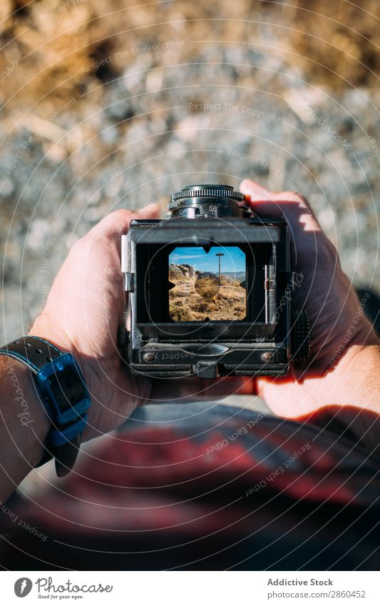 Landschaft durch den Sucher einer alten Kamera analog Fotokamera sammelbar Filmmaterial Hand Halt Linse Mittelformat altmodisch Außenaufnahme Fotografie