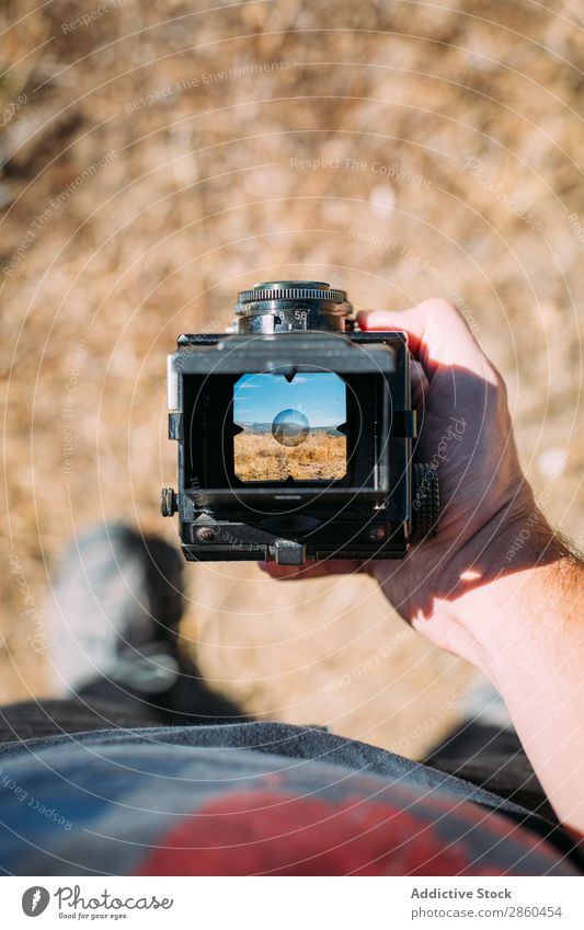 Landschaft durch den Sucher einer alten Kamera analog Fotokamera sammelbar Filmmaterial Hand Halt Linse Mittelformat altmodisch Außenaufnahme Fotografie