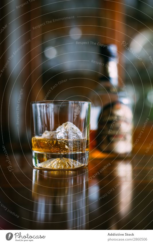 Glas Whiskey on the rocks (Whiskey auf Eis) Alkohol Amber Hintergrundbild Bar Barmann Barkeeper Getränk Flasche Bourbon Weinbrand Cognac Tag trinken gold