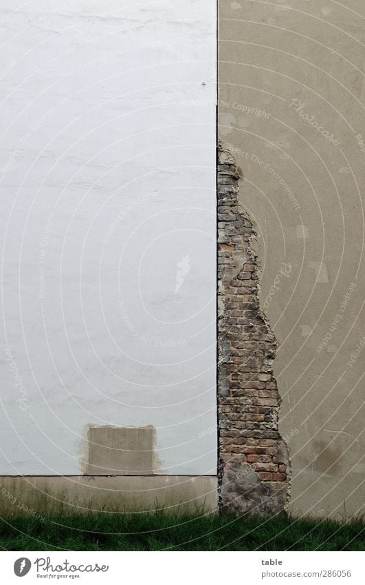 Flickwerk Stadt Haus Bauwerk Gebäude Hinterhof Mauer Wand Fassade Brandmauer Fuge Putzfassade Stein Beton Linie alt eckig kaputt neu trist grau grün weiß Armut