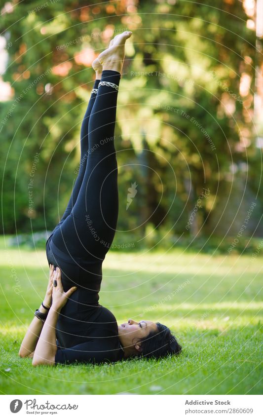 Junge Frau, die Yoga im Freien praktiziert. Aktion Einsamkeit Asana Gleichgewicht schön brünett Tag Fitness Mädchen grün Pflanze Gesundheit Lifestyle Meditation