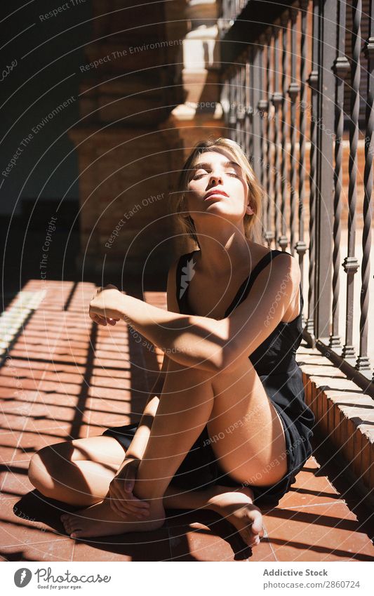 Nahaufnahme der Frau im Sonnenlicht Menschliches Gesicht Sonnenstrahl ernst emotionslos blond Blick frisch Jugendliche Beautyfotografie Einsamkeit genießen zart