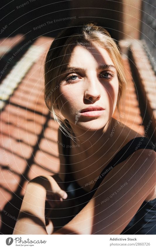 Nahaufnahme der Frau im Sonnenlicht Menschliches Gesicht Sonnenstrahl ernst emotionslos blond Blick frisch Jugendliche Beautyfotografie Einsamkeit genießen zart