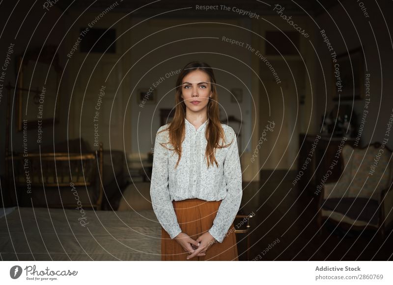 Junge Frau steht in der Wohnung hübsch Jugendliche stehen Blick in die Kamera heimwärts Haus Fürsorge besinnlich schön attraktiv Mensch Beautyfotografie