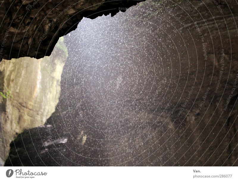 Lichtregen Natur Wasser Wassertropfen Regen Felsen hell nass braun Nieselregen Farbfoto Gedeckte Farben Außenaufnahme Menschenleer Tag Sonnenlicht