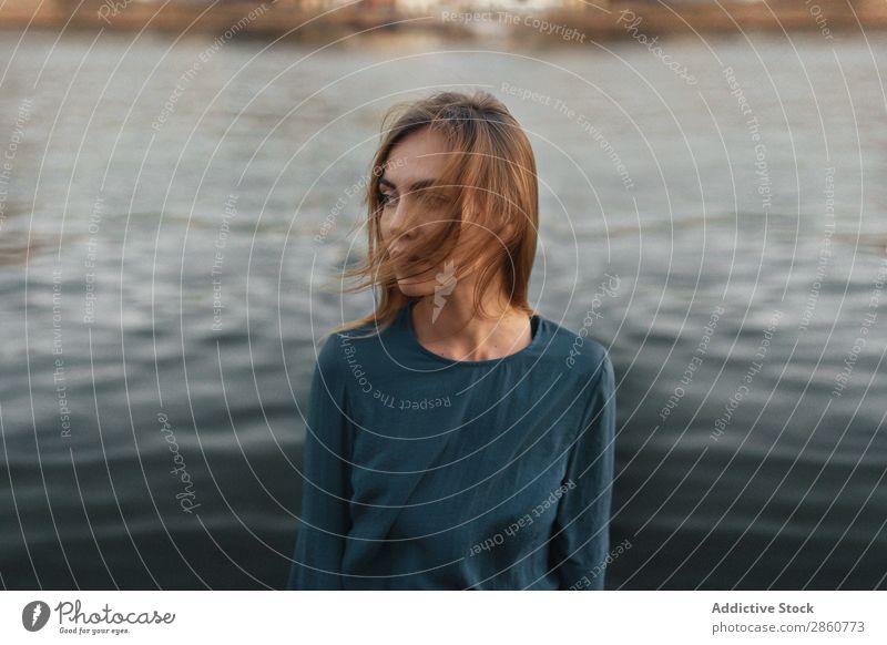 Frau steht vor der Stadtansicht hübsch Jugendliche Bucht Seeküste Aussicht Meer Wasser ruhen Erholung schön attraktiv Mensch Beautyfotografie Erwachsene Stil