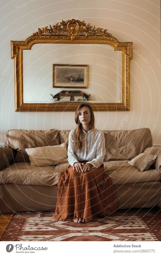 Hübsche Frau auf der Couch sitzend hübsch Jugendliche Liege Sofa heimwärts Spiegel ruhen Erholung Blick in die Kamera schön attraktiv Mensch Beautyfotografie