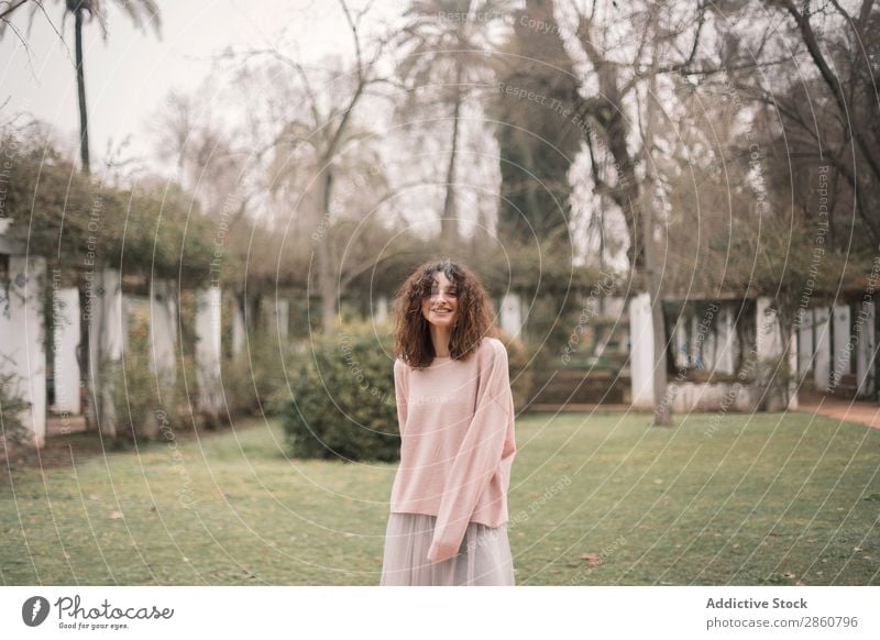 Trendige Frau im exotischen Garten Charme Stil Mode Freiheit Park Landschaft hübsch Sommer Unbekümmertheit dünn Ferien & Urlaub & Reisen brünett Gasse