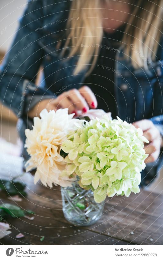 Frau am Tisch mit Blumensträußen in Vasen Blumenstrauß Pflanze Chrysantheme Rose Zweig Glück frisch Haufen Blatt Holz Dame Ast Blütenknospen Natur Kreativität