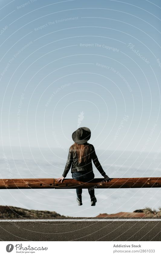 Frau am Zaun auf dem Hügel Natur Ferien & Urlaub & Reisen bewundernd Börde Landschaft Tourismus Top Wolkenlandschaft Berge u. Gebirge wandern schön Abenteuer