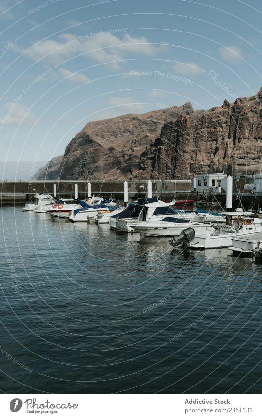 Kleine Boote, die auf dem Pier festgemacht sind. Motorboot Anlegestelle Ferien & Urlaub & Reisen Segel Natur Landschaft Tourismus Küstenstreifen Klippe Hügel