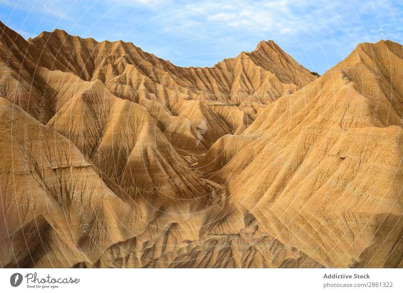 Wasser in der Nähe von steinernen Wüstenhügeln und blauem Himmel Hügel Berge u. Gebirge Oberfläche bardenas reales Spanien Navarra Himmel (Jenseits) Stein