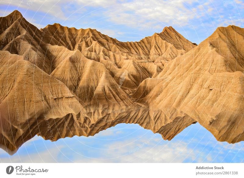 Wasser in der Nähe von steinernen Wüstenhügeln und blauem Himmel Hügel Berge u. Gebirge Oberfläche bardenas reales Spanien Navarra Himmel (Jenseits) Stein