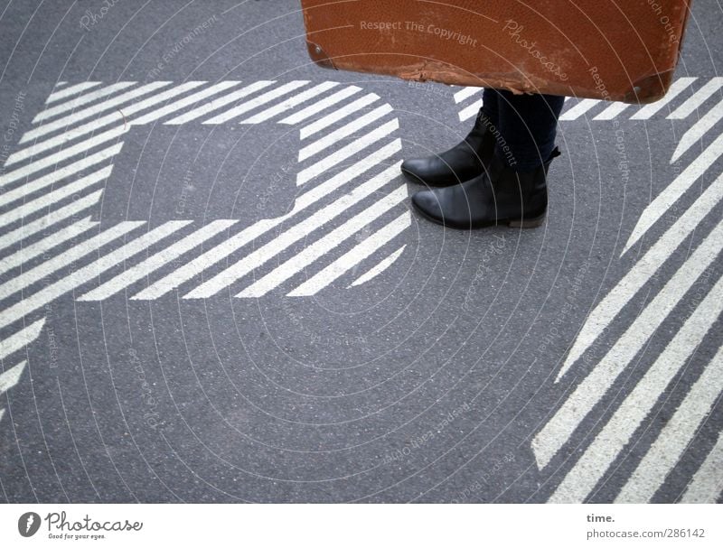 Treffpunkt PZ Fuß 1 Mensch Bodenbelag Asphalt Schuhe Koffer Lederkoffer Zeichen Schriftzeichen Ziffern & Zahlen Hinweisschild Warnschild stehen Erwartung