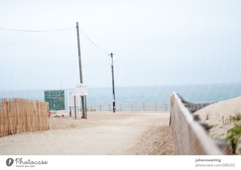 angekommen. Umwelt Natur Sommer Schönes Wetter Hügel Wellen Küste Strand Meer heiß hell Leben Sommerurlaub Holzpfahl Sand Wege & Pfade Strommast Surfen Ende