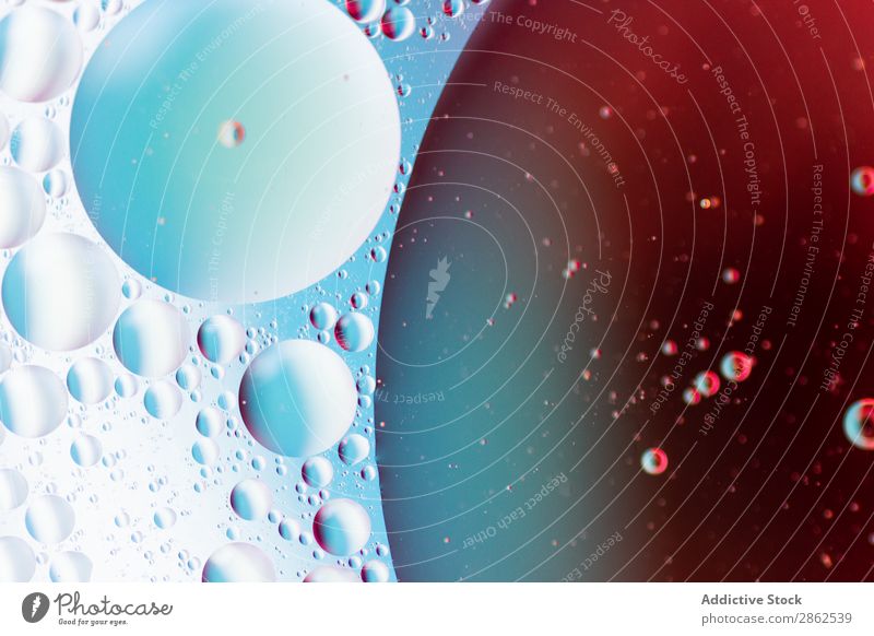 Abstrakte blaue und rote Wasserblasen Blase Glas abstrakt viele Makroaufnahme liquide durchsichtig Tropfen Sauberkeit frisch nass platschen anschaulich