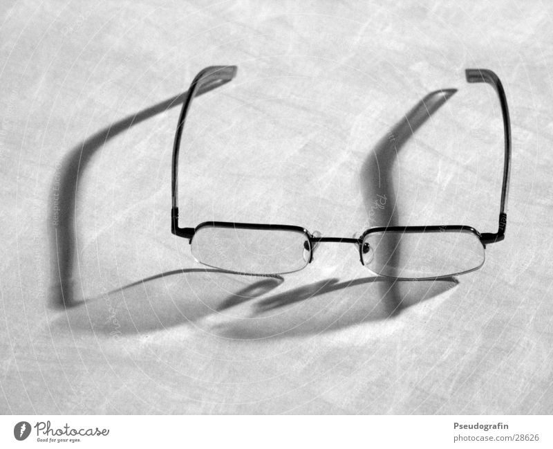 glasses Brille Glas Kunststoff grau Brillengestell Reflexion & Spiegelung Schwarzweißfoto Innenaufnahme Nahaufnahme Hintergrund neutral Abend Kunstlicht