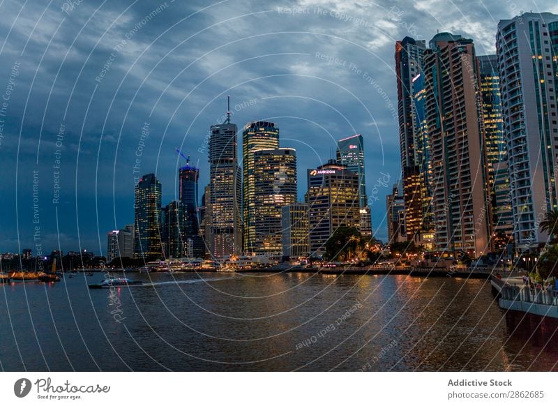 Moderne Stadt mit Wolkenkratzern Großstadt modern Hochhaus Architektur Business Skyline Fluggerät Drohnenansicht Stadtzentrum Gebäude Straße Wahrzeichen