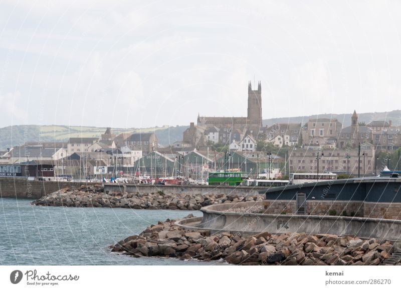 Penzance Küste Meer England Cornwall Kleinstadt Hafenstadt Stadtrand Haus Kirche Bauwerk Gebäude Mauer Wand Wahrzeichen Bus Reisebus Schifffahrt Beton trist