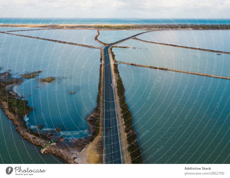 Leere Straße zwischen den Bächen Lagune Asphalt Bach schön Wasser Natur Tourismus Landschaft Ferien & Urlaub & Reisen grün natürlich Fluggerät Drohnenansicht