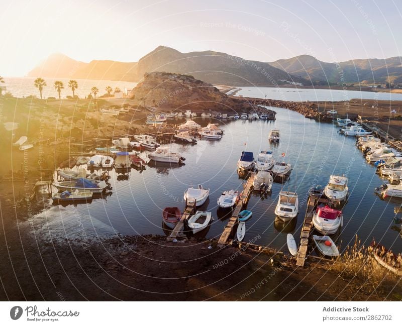 Motorboote im kleinen Dock Anlegestelle Wasserfahrzeug Ferien & Urlaub & Reisen Portwein nautisch Jachthafen Fluggerät Drohnenansicht Sonnenlicht Meer Sommer